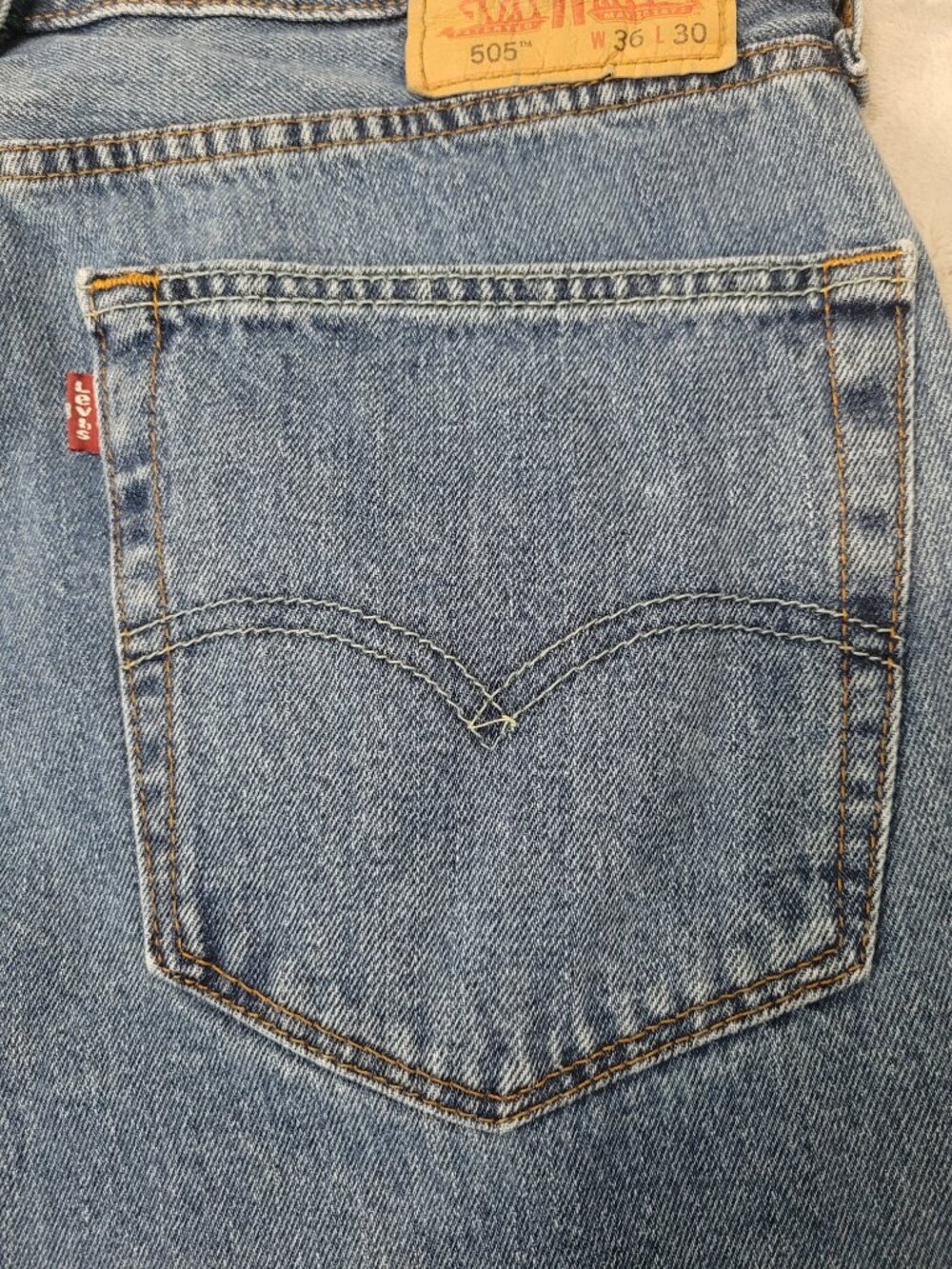 Levi’s 505 Men’s Regular Fit Straight Leg Medium Wash Jeans 36 x 30 - Picture 11 of 12